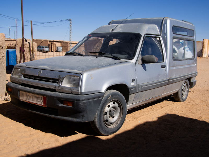Illustration for article titled In War Torn Western Sahara, These Old Cars Are The King And Queen